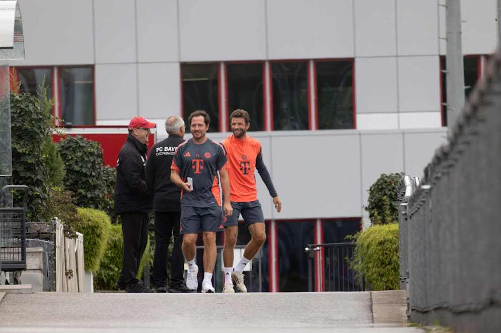 九游娱乐-图片报：穆勒现身塞本纳大街，再次身着拜仁球衣亮相训练基地